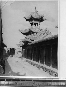 Minaret of mosque along street in T'ung Hsin Chen, Ningxia Huizu Zizhiqu, China, 1936
