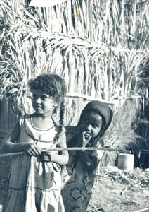 To små arabiske piger, Sydarabien. Foto anvendt 1969Two young Arab girls, South Arabia. Photo used 1969