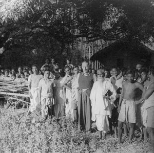 Gaurang/Gaorang, Assam, Nordindien, 1947. Missionær Aksel Kristiansen sammen med en flok boroer ved 60-års jubilæet for de fire første boroers dåb, 1887