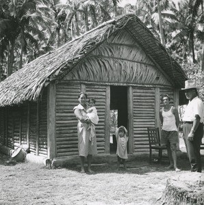 A house built with half logs of pùrau, Canadian style