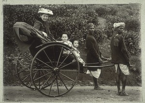 Die Zwillinge Carl Philipp u. Bettina Schad mit ihrer Mutter im Theefeld zu Coonoor Juli 1906