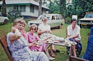 Nordveststiftet, Tanzania. Missionærkolleger mødes i Bukoba. Fra venstre: Bjørg Marie Lundager, Anna Marie Wemmelund-Nielsen, Karen Berntsen og (NN)