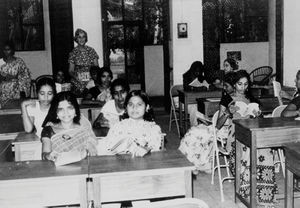 Fra det kristne kvindehostel i Madras/Chennai, Sydindien, 29.12.1972. I baggrunden lederen, missionær Helga Olesen