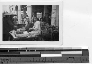 Street vendors at the market in Yunfu, China,1937