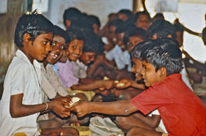 27.- Tamil Nadu, Indien, 1988-89. "Med 80 elever i klassen" - En dansk lærer i Arcot skoleprojekt fortæller: Dejligt at se, det var sjovt for børnene at blive undervist på denne måde. De var ellers vant til, at meget af undervisningen er noget med at lære remser udenad