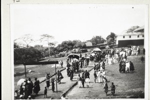 Aufmarsch auch von Häuptlingen bei der 100-Jahrfeier