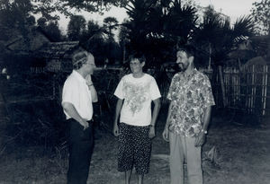 Generalsekretæren i samtale med Bodil og Jørgen Lindgaard i Cambodia, 1996