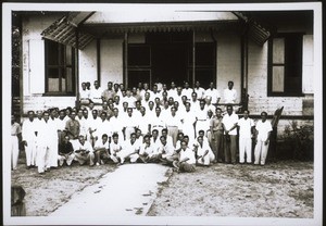 Kirchensynode in K. Kapuas 1956 vor dem Pfarrhaus