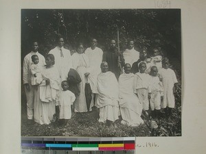 Cooks at Antsirabe Hospital with their families, Madagascar, 1916