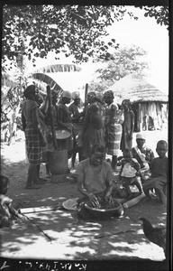 African women pounding maize, Mozambique, ca. 1933-1939