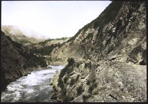 Im Gebirge mit Jhelumfluss