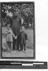 Fr. Dietz with two Christian girls at Dongzhen, China, 1924