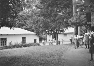 Tanganyika (fra 1964 Tanzania). Fra Kashasha Pigekostskole, Bukoba. (Anvendt i: Dansk Missionsblad nr 19/1962)