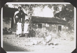 Ruth und Marti in Dharwar. Bei den Hühnern