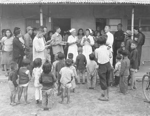 DMS missionær Mette Stauns (Ane Mette Frank Stauns), Taipei, Taiwan, 1956. Evangelisering ved hospitalet. (Anvendt i : Dansk Missionsblad nr 4/1957)