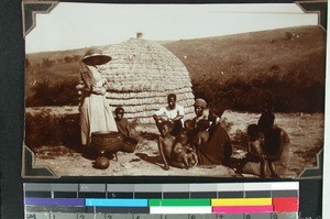 Visit in a zulu hut, Ungoye, South Africa, (s.d.)