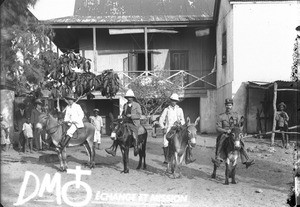 Visit of Portuguese authorities in Matutwini, Mozambique, ca. 1896-1911