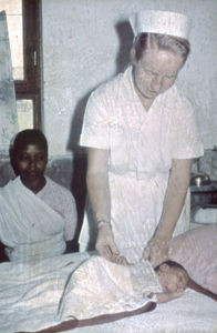 Patientbehandling, Sevapur Hospital, Assam, Nordindien. Hospitalet grundlagt af lægemissionær Otto Forman og indviet 1948. Dr. Johs. G. og Karen Andersen startede deres missionærarbejde her, 1953-58. (Navn på missionæren?)