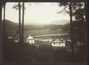 Station Hoschuwan von hinten gesehen, mit der Landschaft davor / rechts die Rückseite des Missionarshauses links Kapelle, in der Mitte Ökonomiegebäude u. Katechistenhaus