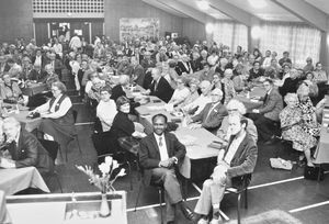 Fra festaftenen på DSM Landsmødet i Aarhus, 1983. Forrest ved midterste bord: biskop Munshi M. Tudu, NELC, Nordindien, og missionær Jens Fischer-Nielsen, Bangladesh