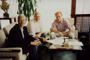 Thorkild Schousboe Laursen, formand, Paul Kennel, World Concern og Jørgen Nørgaard Pedersen, generalsekretær drøfter samarbejde i Asien, Bangkok nov. 1992