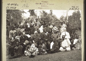 Presbyter v. Asante Akem bei der Begrüssung der Basler Missionare in Bompata 1926. (Miss. Bellon, Jost, Nyfeler)