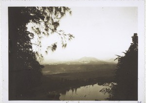 Sarangan (Java) mit Bergsee (um 5 h) vom höher gelegenen Arendsnest aus gesehen (Phot. Spaeth)