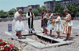 Begravelse i Aden, fra venstre Else og Henning Berget, Verner Tranholm-Mikkelsen, Martha Holst, Gerda Larsen, Grethe Nørgaard Pedersen, Petra Lauridsen og Esther Poulsen