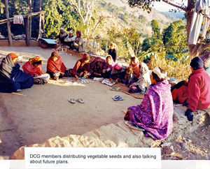 UMN, Nepal. DCG (Development Cooperative Groups). Medlemmer fordeler grøntsagsfrø samt diskuterer fremtidsplaner. DCG er landsbyråd dannet i forbindelse med Dailekh Uddannelsesprojekt for voksne, 1997-2003