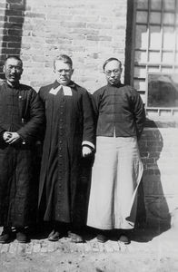 Missionary Jens Lind Høgsgaard, bookseller Mr. Yang and evangelist Mr. Wang in Hsiachintai