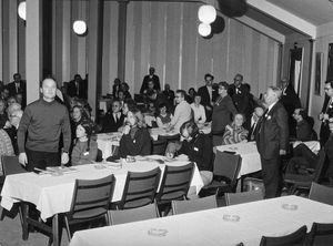 Repræsentantskabsmødet på Nyborg Strand, November 1971. Pastor Palle Dinesen (til venstre) stemmer så afgjort for eller imod. Ingen tvivl om det