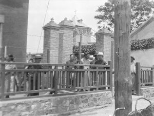 Hovedindgangen til kirken i Port Arthur med tårnet i baggrunden. Billedet er udateret, men har været anvendt i 1935