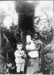 Missionary Schanz's children and African woman, Tanzania, ca. 1901-1910