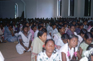 Nordindien, West Bengal. Elever fra Pigekostskolen forsamlet i Narainpur Kirke