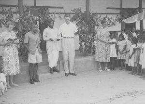 Indvielsen af Sevapur Hospital, Assam, Nordindien, 1948. I midten står lægemissionær, dr. Otto Forman, grundlægger af hospitalet. Til venstre ses Ely Forman, og til højre med børnene står Elisabeth (Lis) Krohn