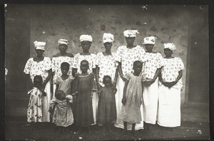 Frauen und Kinder aus dem Aburi Krankenhaus, getauft Weihnachten 1909