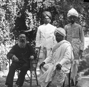 Missionary John Lazarus and employees about 1910th