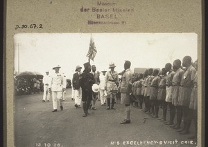 "Der Gouverneur bei der Begrüssung der Basler Missionsschüler in Kumase 1926."