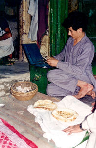 Pakistan 1995. Håndværkeruddannelse i Peshawar. Hos bageren, salg af brød