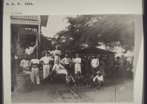 Akuse / B.M.F. 1904. G. Berner, Schmoll (stehend), Bosaller (sitzend), Dr. Hey, E. Stempel