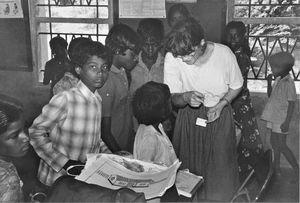 Fra ALCs Skoleprojekt i Tamil Nadu, Sydindien. Lærer og volontør februar/juli 1990, Annette Søndergaard Larsen på besøg i en skoleklasse