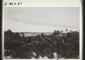 Blick vom Doktorhaus in Bonaku. Kamerunfluss u. Dampfer Alexandra Wörmann; Missionsstation