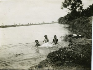 Children in the Wouri, in Cameroon