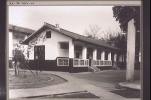 Spital von Kayin. Vorn links Operationssaal, rechts: Polyklinik, Hinten: Männerkrankenhaus (1932). Hôpital à Moihyen (Chine)