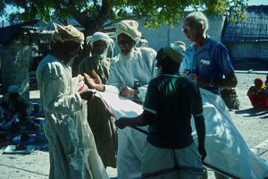 Pastor, missionær Jae Kapenga, (RCA) Oman i samtale med Omanier på torvet i Muscat