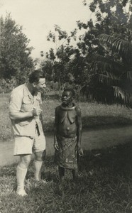 Henri Rouzeau talking with an old woman, in Gabon