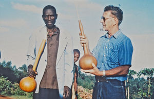 Missionær og arkitekt, Karl Emil Lundager (th) sammen med en lokal medarbejder(?). (K. E. Lundager var udsendt af DMS til byggeopgaver i Den Lutherske Kirke/ELCT, Nordveststiftet i Tanzania, 1971-93)