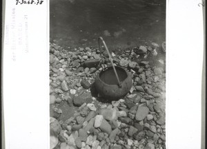 Coconut shell with gold-bearing sand