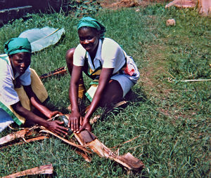 Nordveststiftet, Tanzania, 1984. Dette billede viser forberedelser til en picnic på Ntoma Husholdningsskole. Her bliver den færdige mad pakket i bananpalmeblade; tit bliver der også stukket blomster ind omkring bladene, og eleverne konkurrerer om, hvem der kan lave den fineste pakke