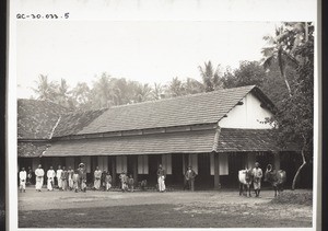 Miss. High-School in Mangalur, Indien. Linker Flügel